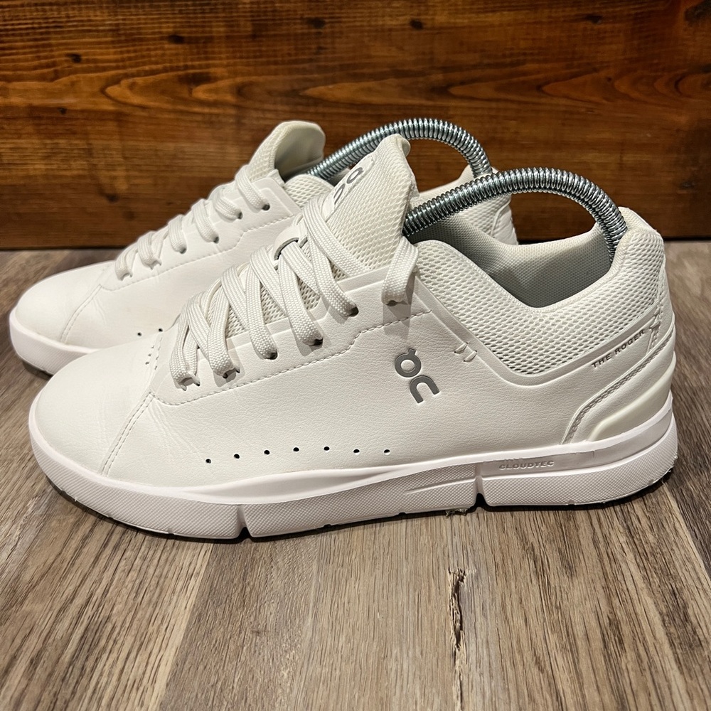 On cloud Women's Running The Roger Advantage Lace Up Sneakers 8.5 white low top